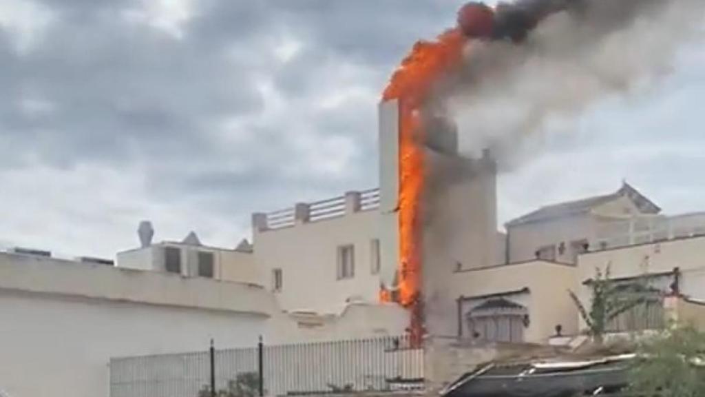 Vista del edificio incendiado en Nerja.