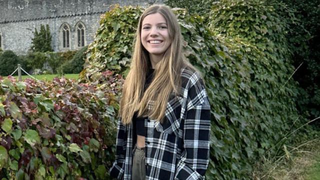 La Infanta posa con el castillo de fondo.