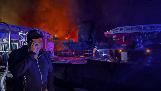 El gobernador ruso Mikhail Razvozhaev frente a uno de los incendios provocados por el ataque ucraniano.