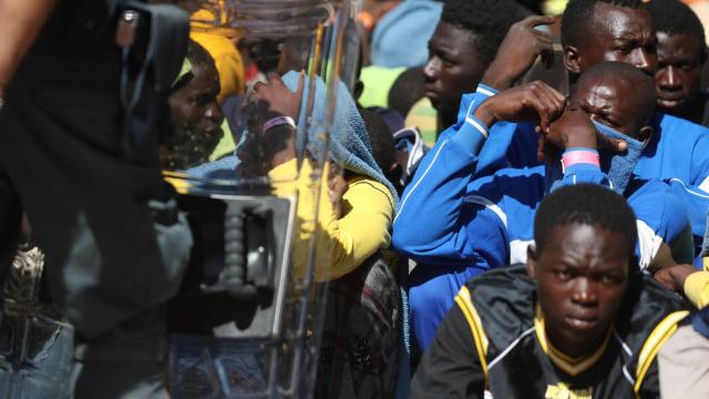 Los inmigrantes esperan en la isla siciliana de Lampedusa.