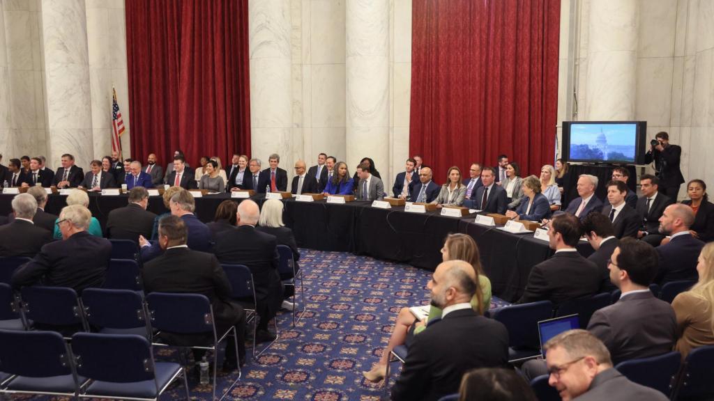 Líderes en el foro de IA ante senadores en Washington