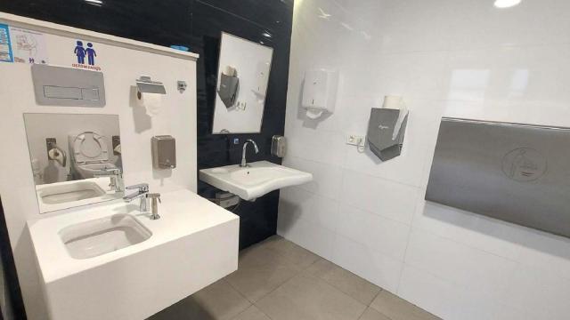 El nuevo baño para pasajeros ostomizados de Alvedro.