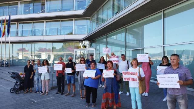 Concentración de trabajadores de Política Social en Vigo.