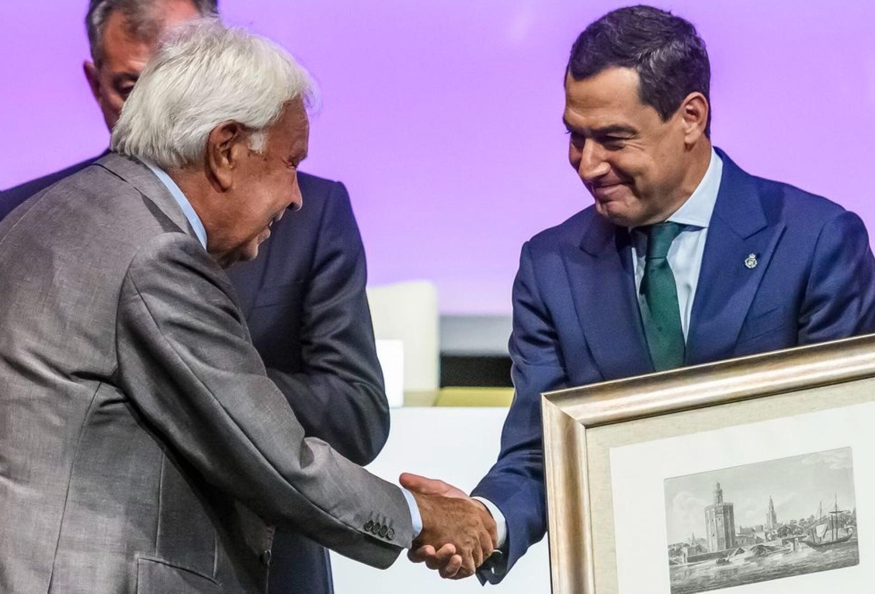 Felipe González y Juanma Moreno, anoche en Sevilla,  en el homenaje al expresidente del Gobierno.