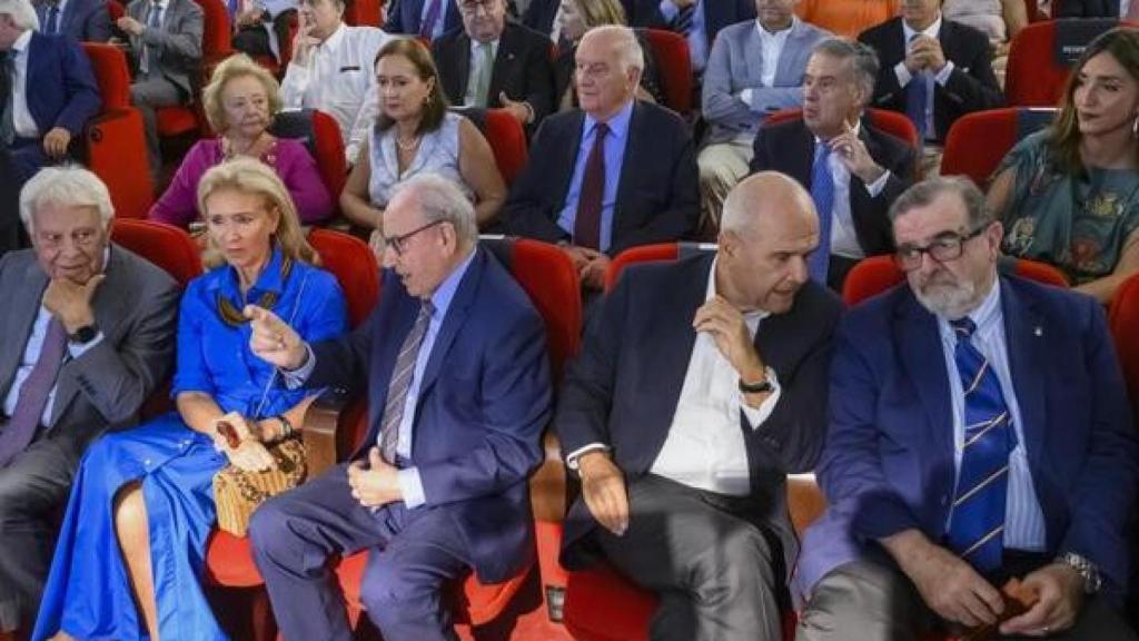 González, junto a su pareja, Mar García Vaquero; el ex vicepresidente Alfonso Guerra y dos expresidentes andaluces,  Chaves  y Rodríguez de la Borbolla.