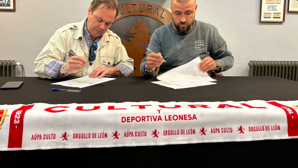 Mario Valladares y Enrique Capdevila, responsable de Adamo en Castilla y León, en la firma
