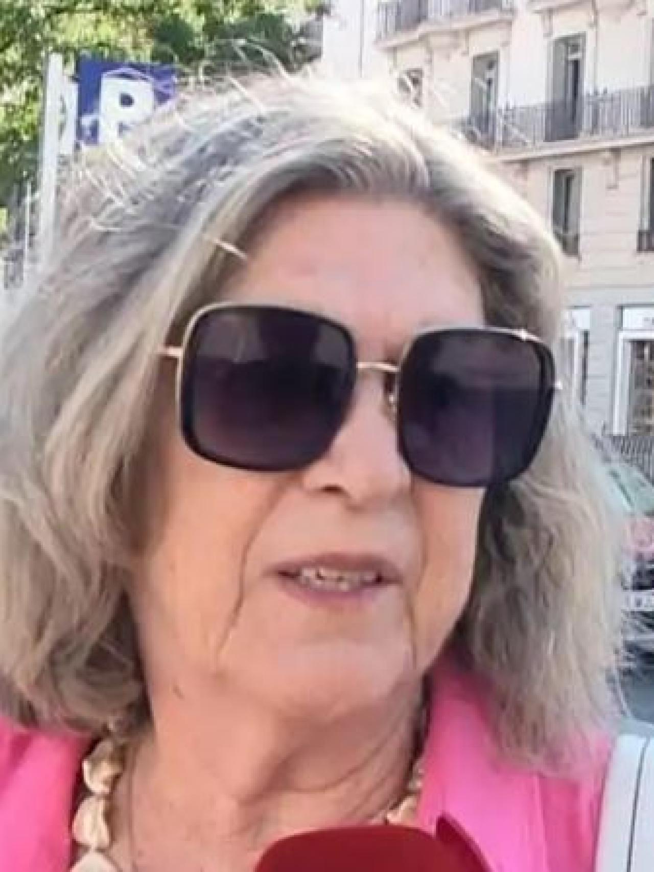 Noela Aguirre hablando con la prensa.