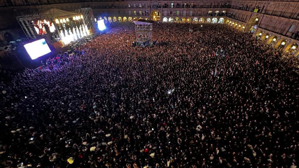 Plaza Mayor llena durante el concierto de Juan Magán