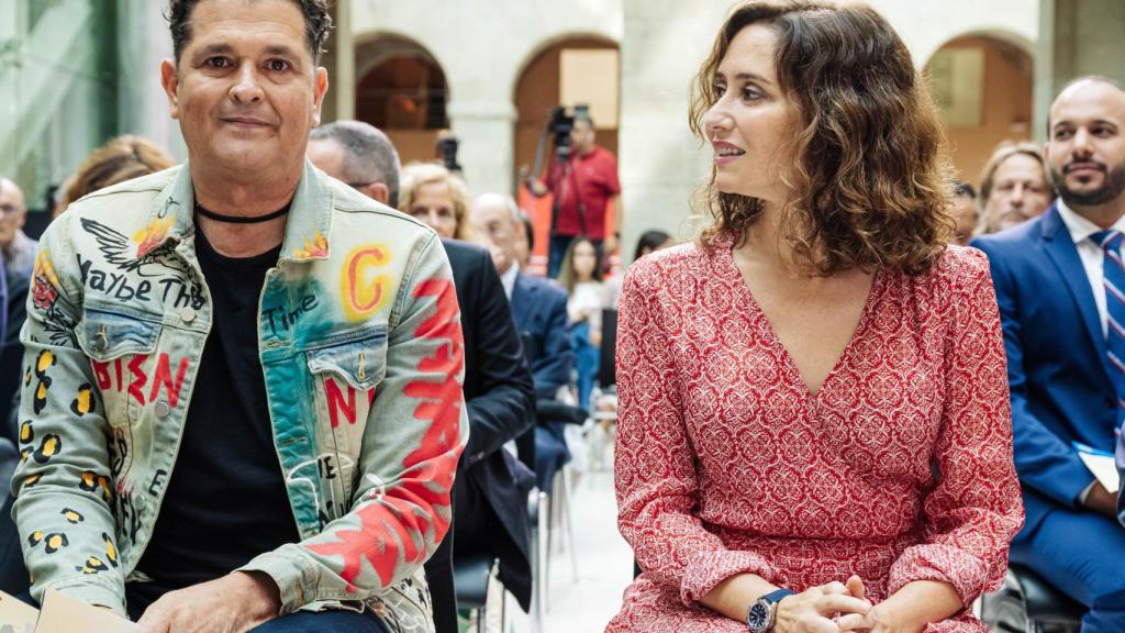 La presidenta de la Comunidad de Madrid, Isabel Díaz Ayuso junto al cantante colombiano Carlos Vives.