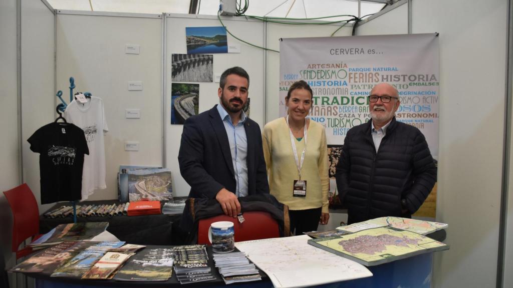 De izquierda a derecha: Jorge Ibáñez, alcalde de Cervera, María Sánchez, responsable de la Oficina de Turismo de Cervera de Pisuerga y Miguel Ángel Pérez, alcalde de Ruesga