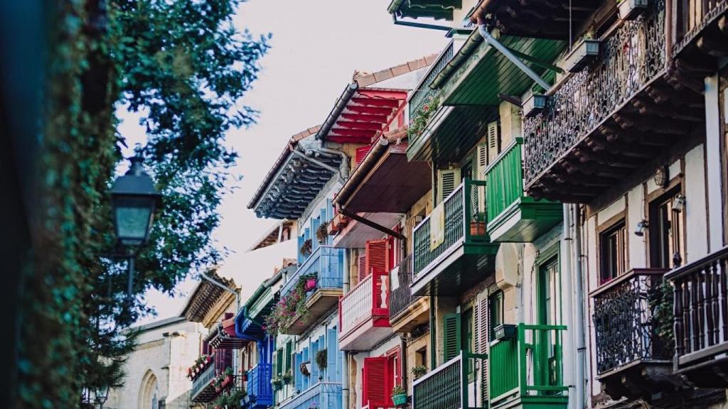 Imagen de Hondarribia, el mejor pueblo para visitar en septiembre.