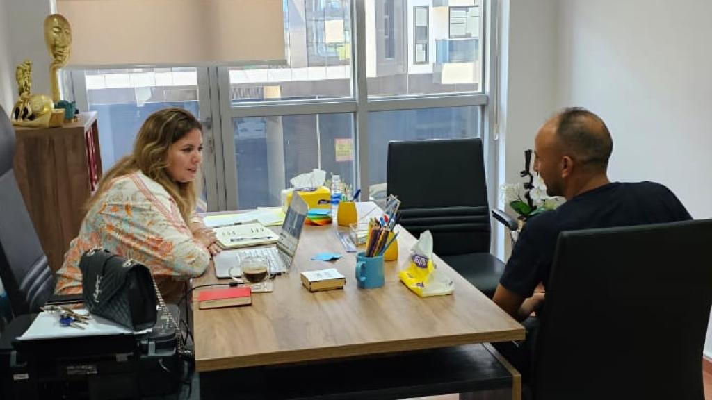 El Mazouqi con uno de sus pacientes.
