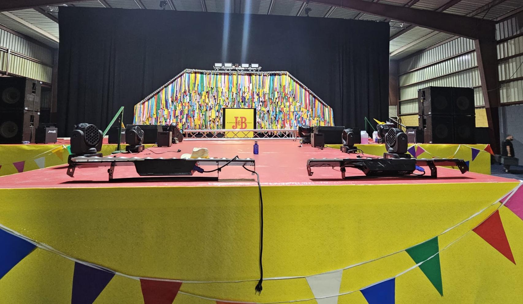 Escenario decorado para la fiesta 'Orgullo de Pueblo'