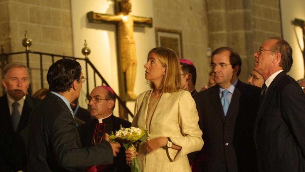 La infanta Cristina, con un ramo de flores en las manos, durante la inauguración de las Edades del Hombre en Zamora 2001
