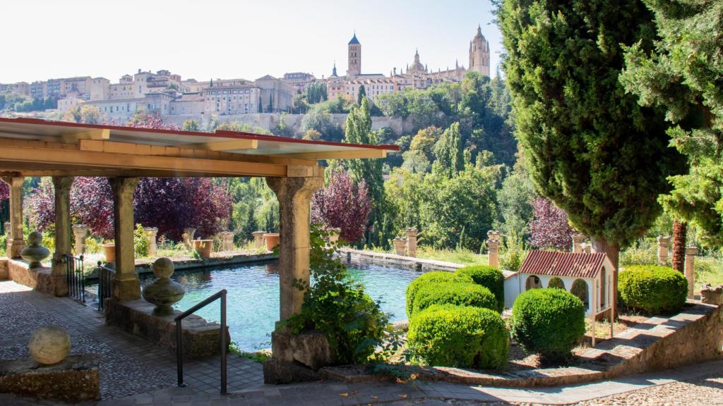El huerto de Santa María del Parral, con vistas a la Catedral de Segovia