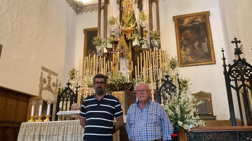 Alfonso Pacheco, hermano mayor de la cofradía, y 'Kiki', en  la Iglesia de San Mateo, delante de la Virgen, con un manto verde donado por una familia tarifeña.
