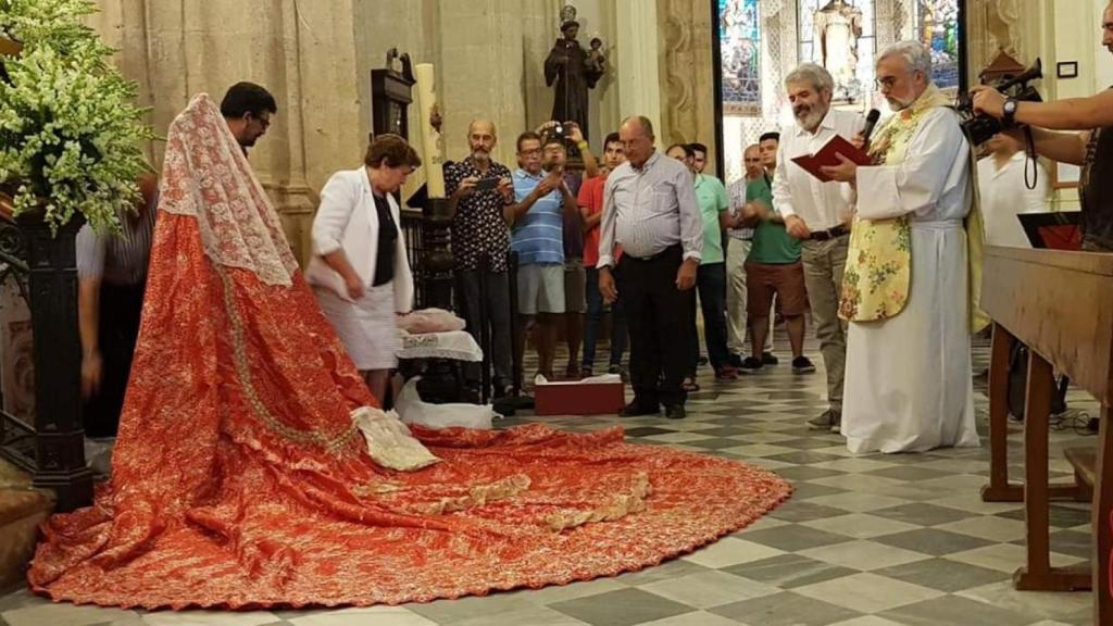 El modisto Lorenzo Caprile, en Tarifa cuando entregó el manto que elaboró y donó.