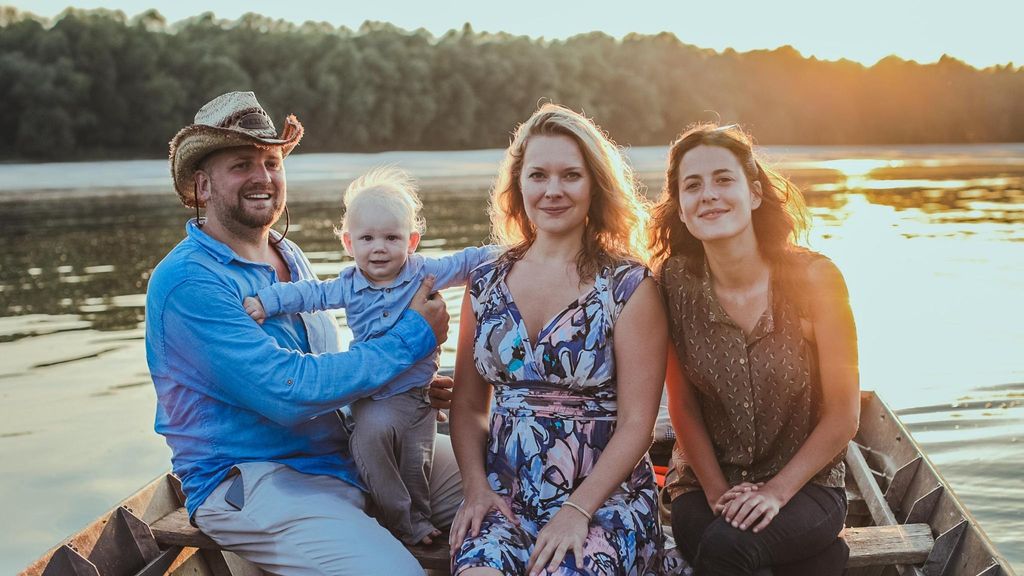 El 'presidente' de Liberland, Vít Jedlička (i), pasea en bote junto a su familia por las aguas del Danubio que rodean Liberland.