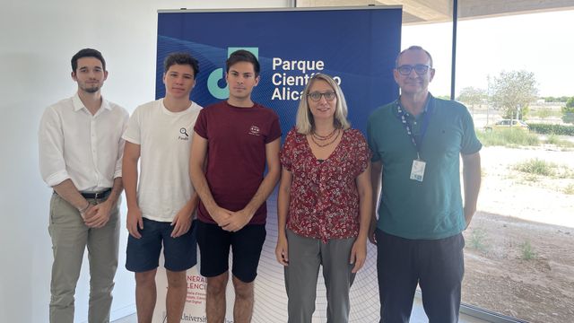 María Jesús Pastor, vicerrectora de Transferencia de Conocimiento, junto a Esteban Pelayo, gerente del PCA, con Álvaro Monllor, cofundador de la empresa.