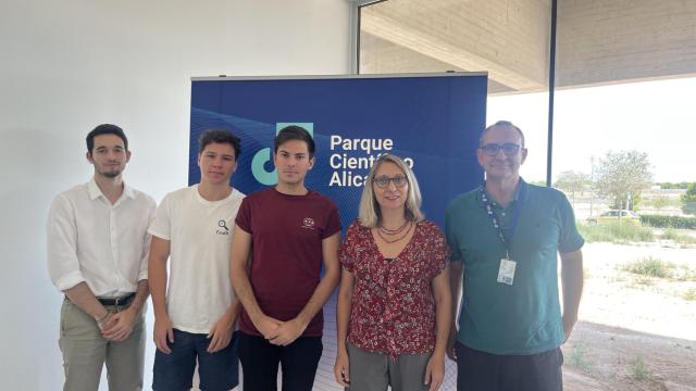 María Jesús Pastor, vicerrectora de Transferencia de Conocimiento, junto a Esteban Pelayo, gerente del PCA, con Álvaro Monllor, cofundador de la empresa.