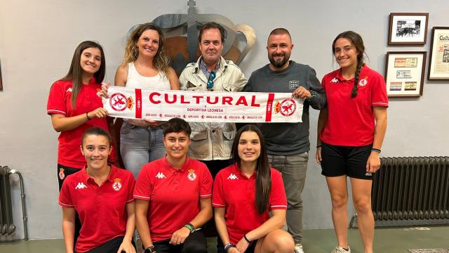 Enrique Capdevila, responsable de Adamo para CyL, y Mario Valladares, director comercial de la Cultural Leonesa con varias jugadoras