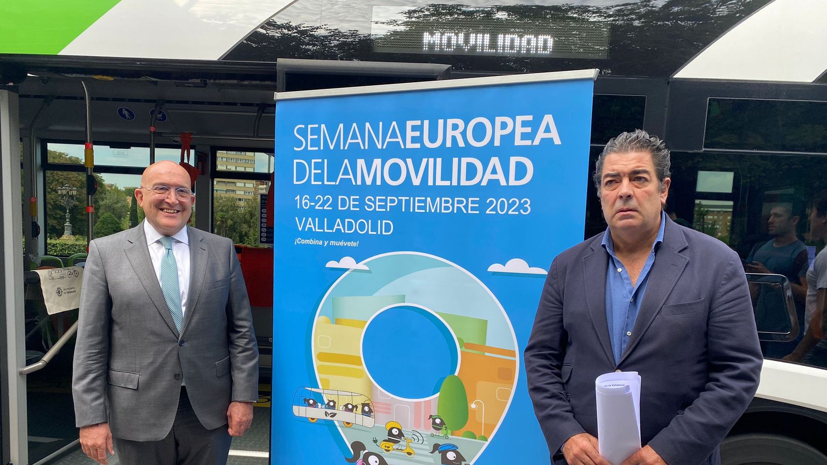 El alcalde de Valladolid, Jesús Julio Carnero, con el concejal de Movilidad, Alberto Gutiérrez, en la presentación de la Semana Europea de la Movilidad