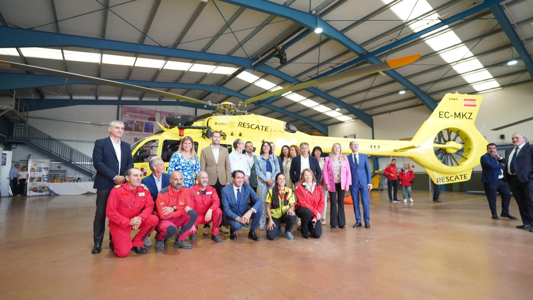 El consejero de Medio Ambiente, Vivienda y Ordenación del Territorio, Juan Carlos Suárez-Quiñones, junto a otras autoridades en la presentación del nuevo helicóptero para rescates del GRS