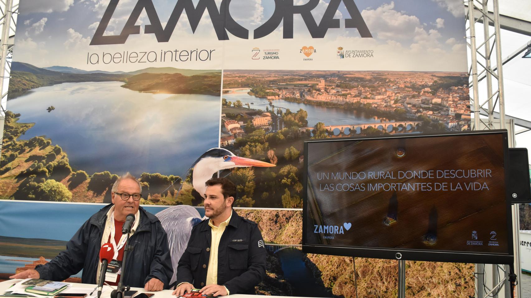 A la izquierda, , Christoph Strieder, concejal de Comercio, Turismo del Ayuntamiento de Zamora, y a la derecha, Víctor López de la Parte, diputado de Cultura, Deporte, Turismo y Promoción del Territorio de la Diputación de Zamora, en la presentación de las activiiades de Zamora en Naturcyl