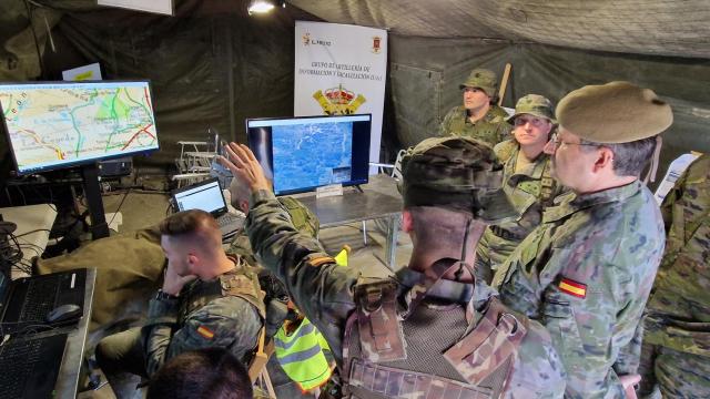 Visita del general de ejército, D. Amador Enseñat y Berea, Jefe del Estado Mayor del Ejército, a la Base Conde de Gazola