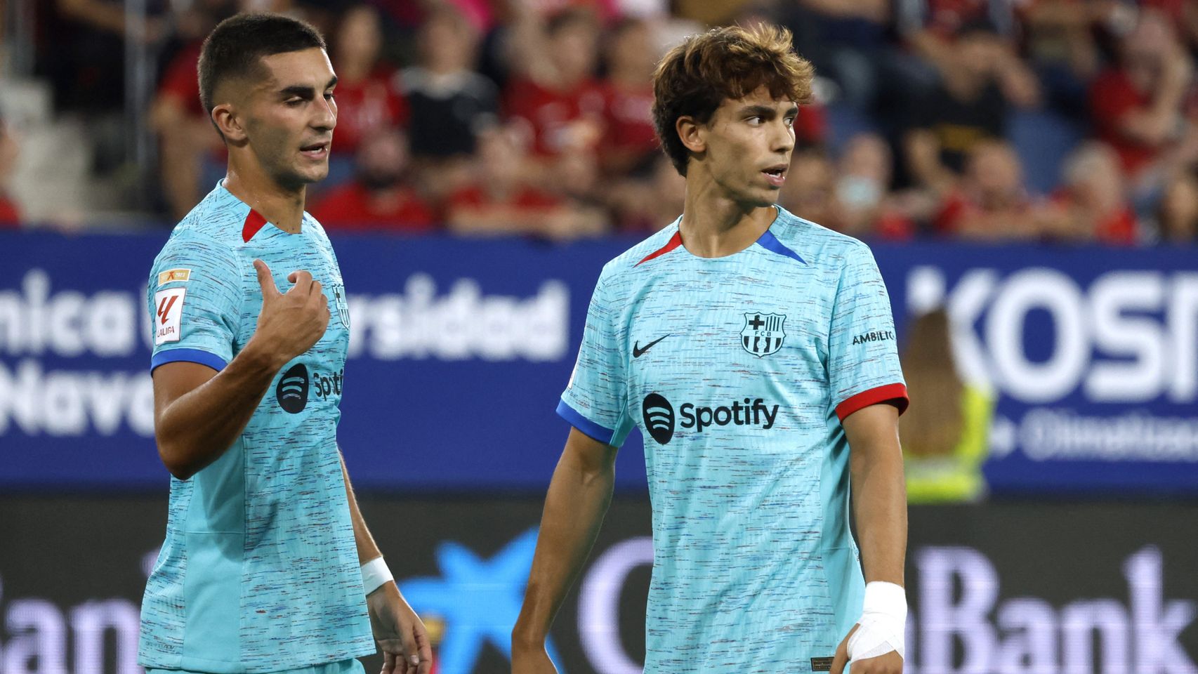 Joao Félix y Ferran Torres, en un partido de liga con el Barcelona.