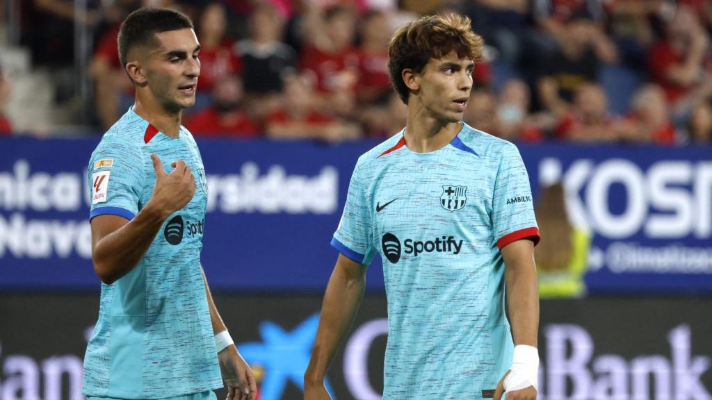 Joao Félix y Ferran Torres, en un partido de liga con el Barcelona.
