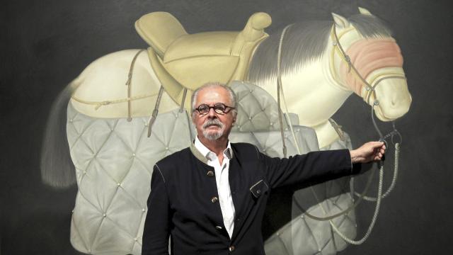 Fernando Botero en una fotografía de archivo tomada el 8 de octubre de 2012 junto a su obra 'Caballo de picador' (1992) en el Museo de Bellas Artes de Bilbao. Foto: EFE/Alfredo Aldai