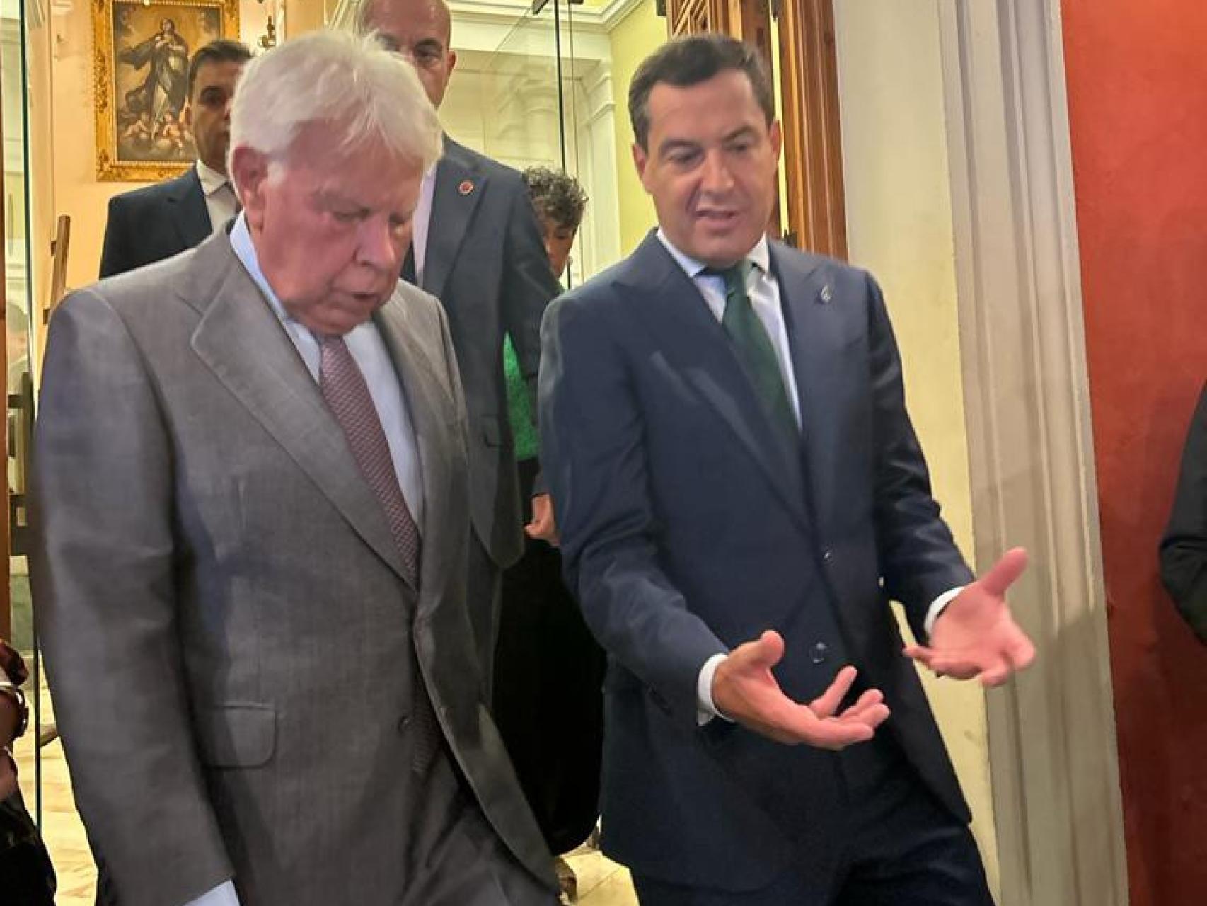 Felipe González y el presidente andaluz Juanma Moreno, este jueves en el teatro Cajasol de Sevilla.