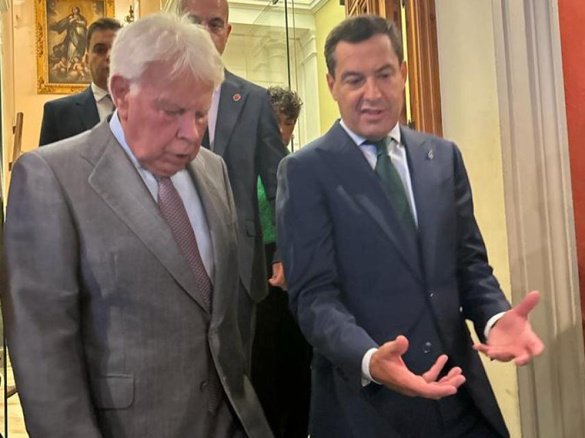 Felipe González y el presidente andaluz Juanma Moreno, este jueves en el teatro Cajasol de Sevilla.