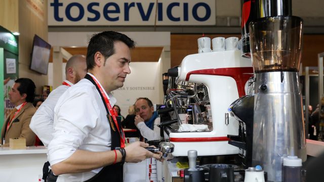 Un camarero prepara un café.