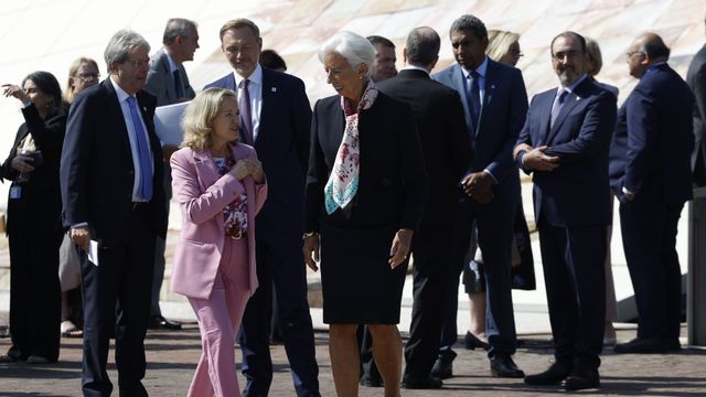 Nadia Calviño conversa con Christine Lagarde durante la reunión de ministros de Finanzas de Santiago de Compostela