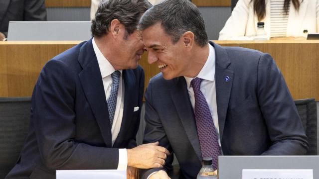 Antonio Garamendi, presidente de la CEOE y Pedro Sánchez, presidente del Gobierno en funciones durante un encuentro celebrado en la sede de la CEOE este viernes.