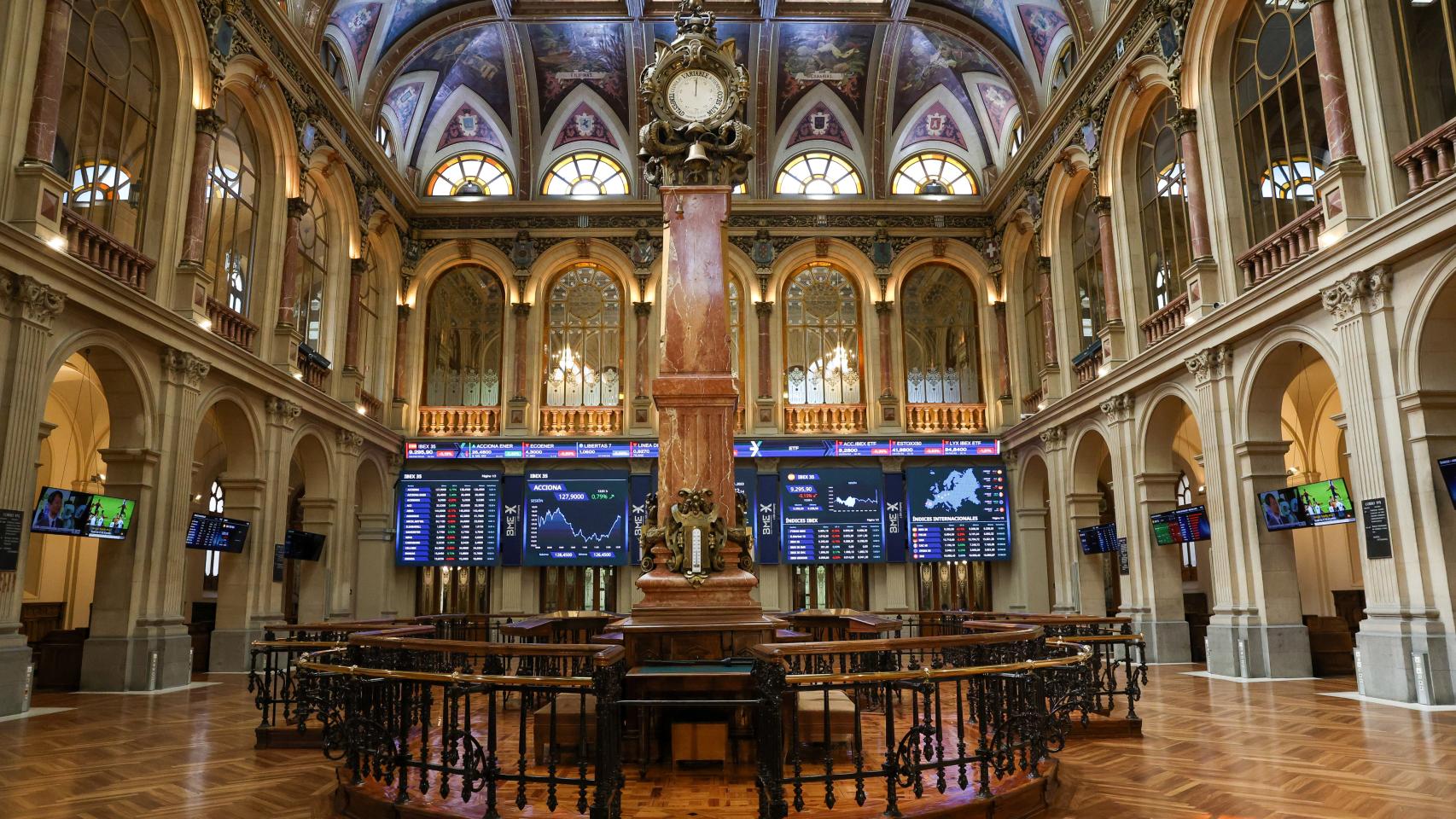 Paneles con índices bursátiles en el Palacio de la Bolsa.