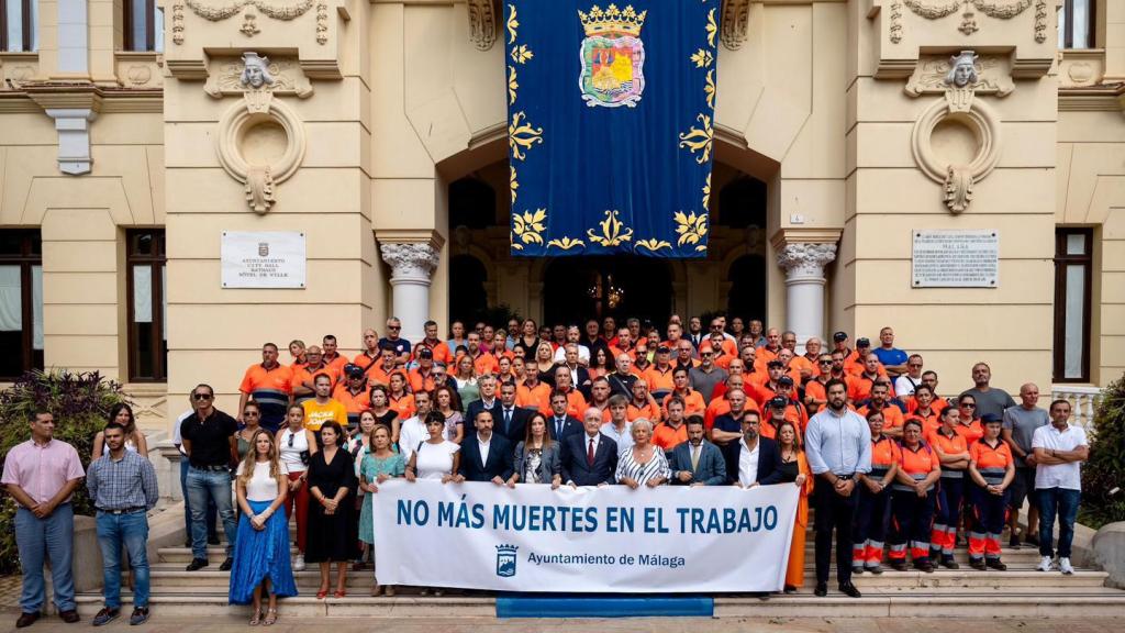 Minuto de silencio en el Ayuntamiento de Málaga en memoria de Victoria.