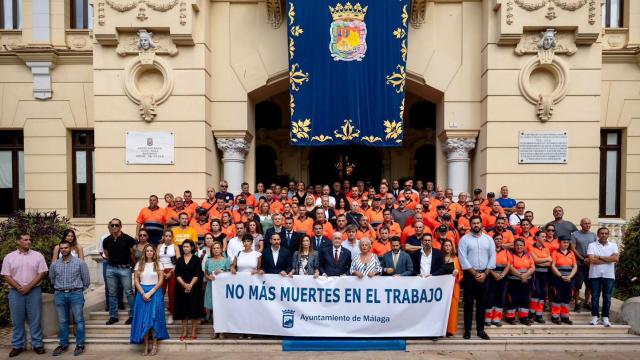 Minuto de silencio en el Ayuntamiento de Málaga en memoria de Victoria.