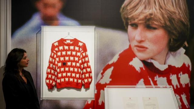 Diana, con el jersey subastado.