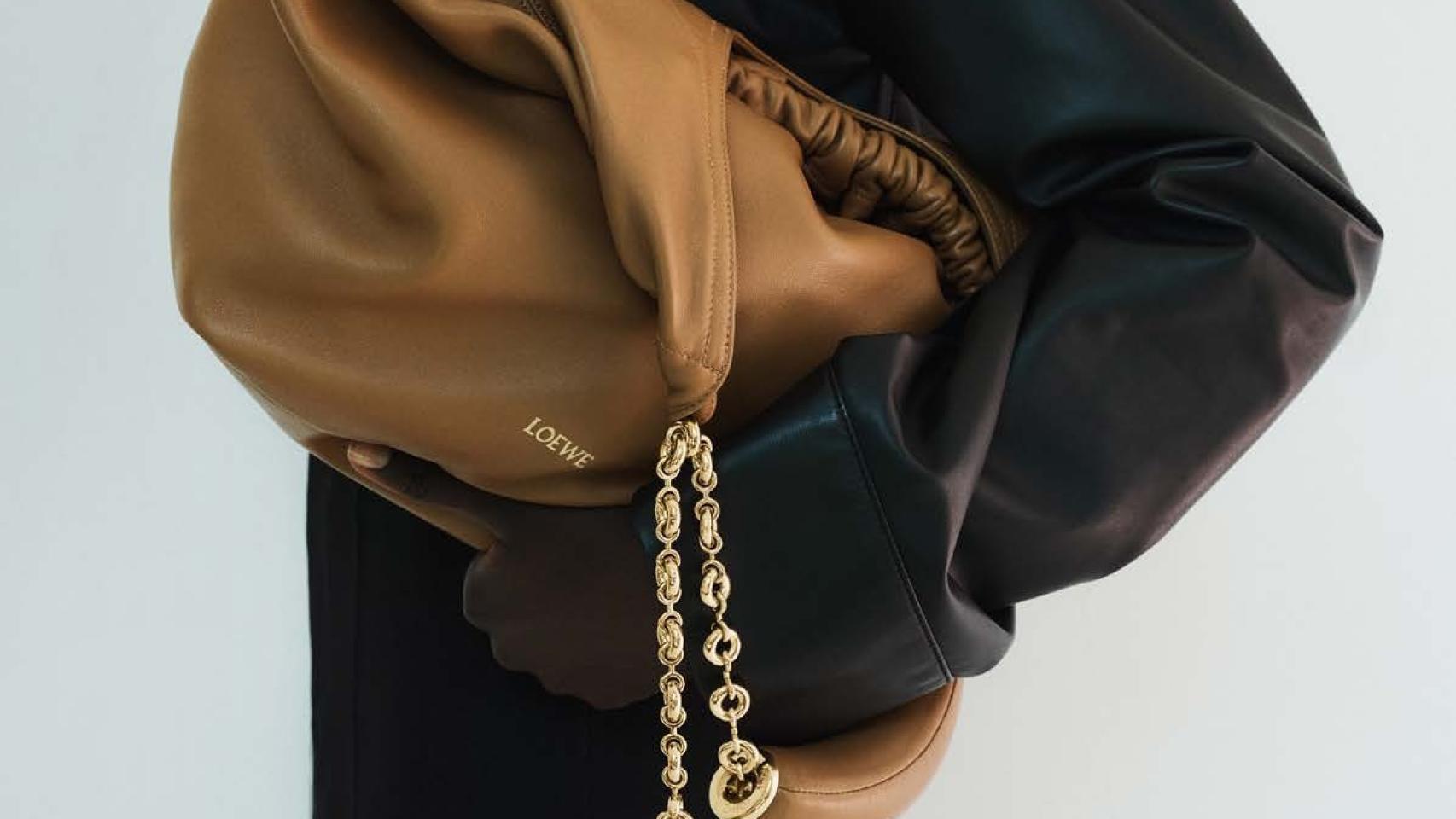 El 'Squeeze' de LOEWE y otros bolsos de asa corta que prometen triunfar este otoño