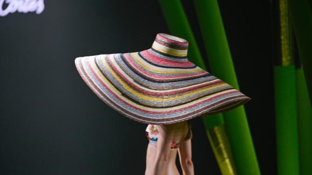 Detalle del desfile de Dolores Cortés.