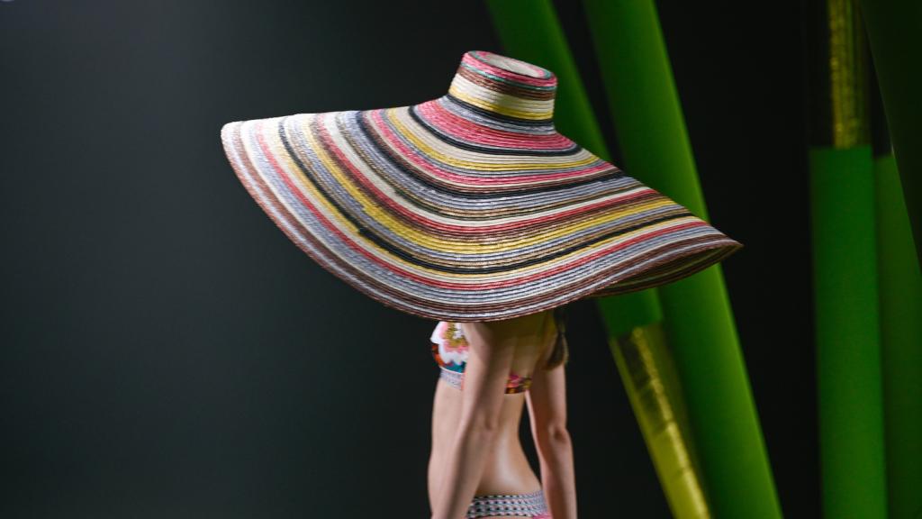 Detalle del desfile de Dolores Cortés.