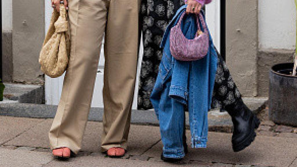 Dos 'influencers' con 'tabi', en las calles de Copenhague.