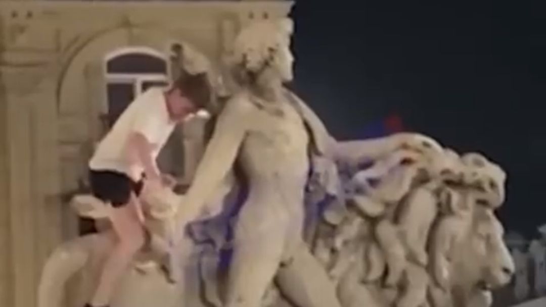 Un turista irlandés borracho rompe una estatua recién restaurada en Bélgica