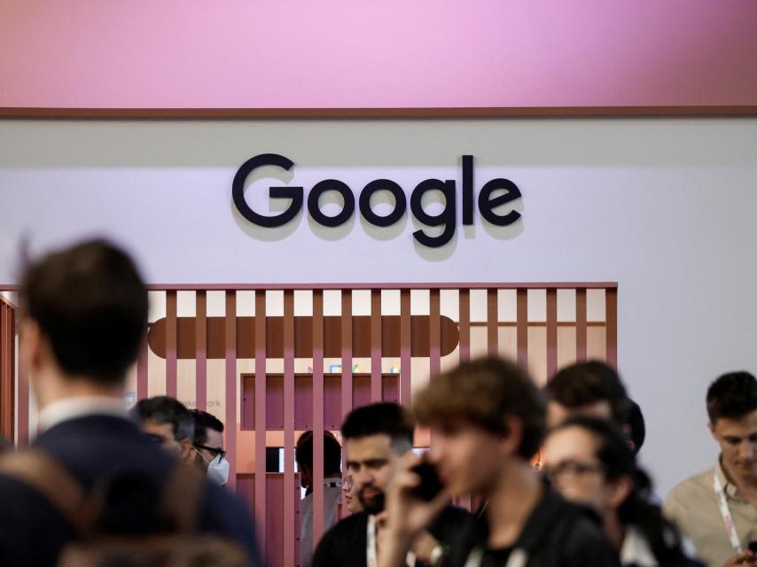 Un logo de Google en un evento en París.
