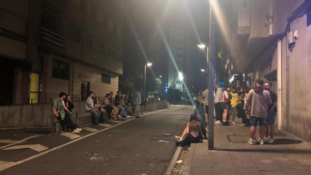 Estudiantes al final de la primera noche de jueves universitario en el Ensanche compostelano