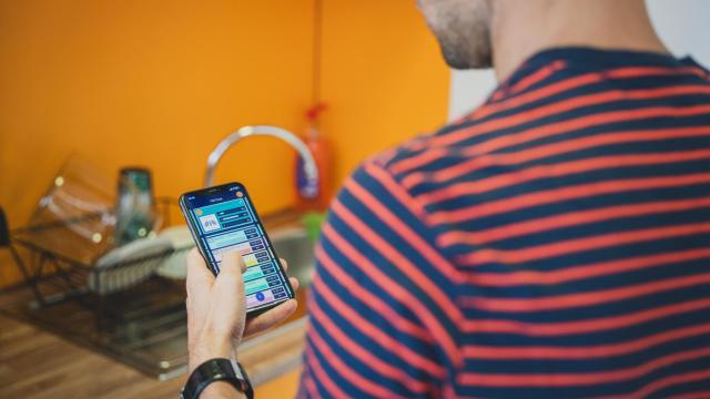 El autor de este artículo con la App 'Me toca' del Ministerio de Igualdad en su móvil