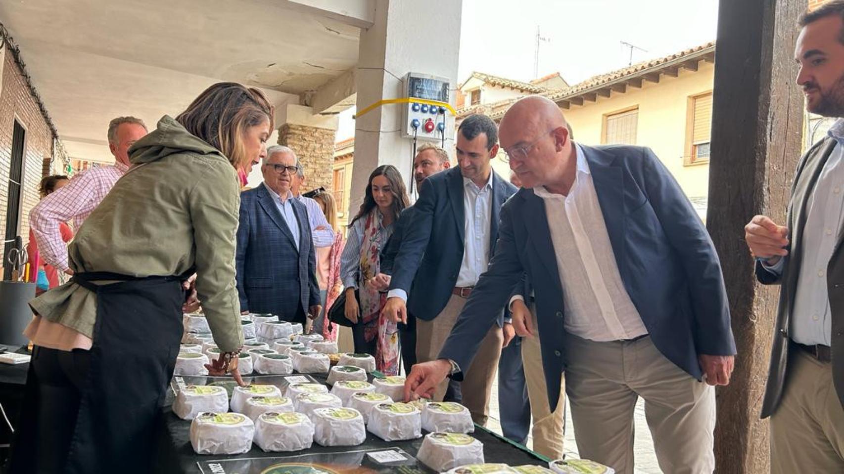 Jesús Julio Carnero en el Mercado del Queso de Villalón de Campos, Valladolid